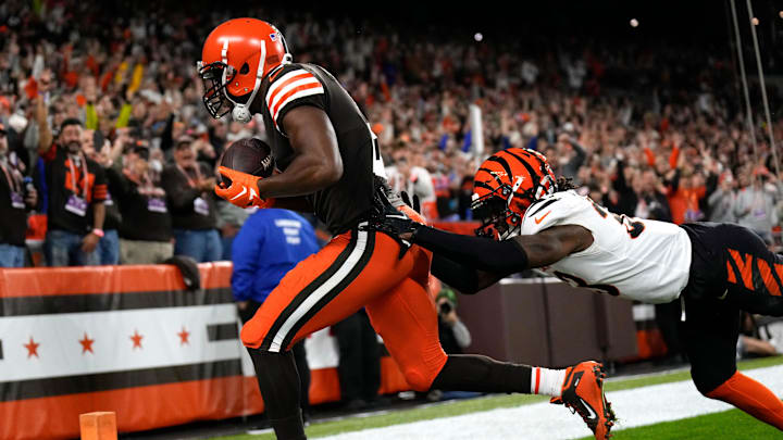 Cleveland Browns wide receiver Amari Cooper (2) catches a touchdown pass as Cincinnati Bengals cornerback Tre Flowers (33) defends in the third quarter during an NFL Week 8 game, Monday, Oct. 31, 2022, at FirstEnergy Stadium in Cleveland.

Nfl Cincinnati Bengals At Cleveland Browns Oct 31 0030