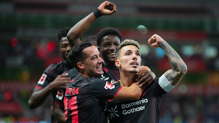 Alejandro Grimaldo (re.) ist in Leverkusen der unumstrittene Star Alejandro Grimaldo (re.) ist in Leverkusen der unumstrittene Star