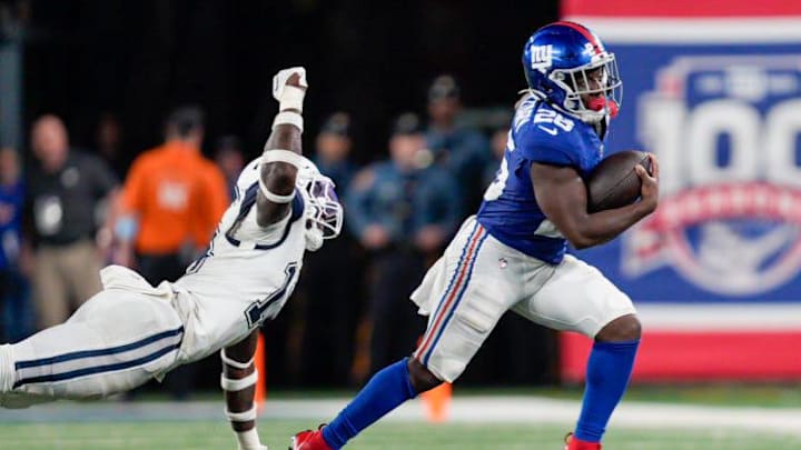 Sep 26, 2024; East Rutherford, NJ, US; New York Giants running back Devin Singletary (26) runs past Dallas Cowboys linebacker DeMarvion Overshown (13) at MetLife Stadium. Sep 26, 2024; East Rutherford, NJ, US; New York Giants running back Devin Singletary (26) runs past Dallas Cowboys linebacker DeMarvion Overshown (13) at MetLife Stadium.