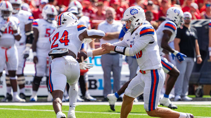 Sep 13, 2025; Lincoln, Nebraska, USA; Houston Christian Huskies quarterback Jake Weir (16) hands the ball off to running back Xai'Shaun Edwards (24) against the Nebraska Cornhuskers during the second quarter at Memorial Stadium. Mandatory Credit: Dylan Widger-Imagn Images Sep 13, 2025; Lincoln, Nebraska, USA; Houston Christian Huskies quarterback Jake Weir (16) hands the ball off to running back Xai'Shaun Edwards (24) against the Nebraska Cornhuskers during the second quarter at Memorial Stadium. Mandatory Credit: Dylan Widger-Imagn Images