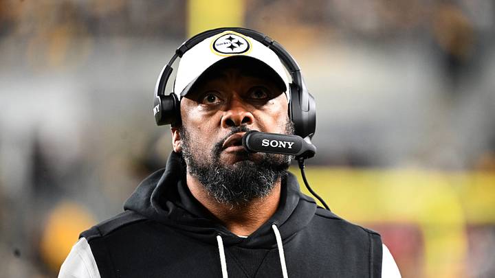 Pittsburgh Steelers head coach Mike Tomlin looks on Pittsburgh Steelers head coach Mike Tomlin looks on