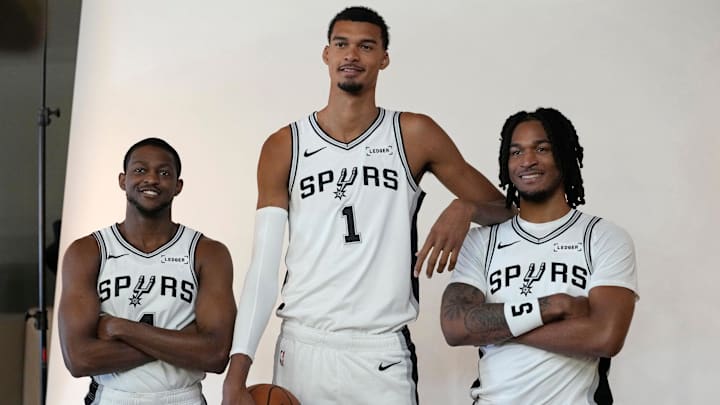 Sep 29, 2025; San Antonio, TX, USA; San Antonio Spurs forward-center Victor Wembanyama (1) and guards De’Aaron Fox (4) and Stephon Castle (5) pose for photos during Media Day at Victory Capital Performance Center in San Antonio. Mandatory Credit: Scott Wachter-Imagn Images Sep 29, 2025; San Antonio, TX, USA; San Antonio Spurs forward-center Victor Wembanyama (1) and guards De’Aaron Fox (4) and Stephon Castle (5) pose for photos during Media Day at Victory Capital Performance Center in San Antonio. Mandatory Credit: Scott Wachter-Imagn Images