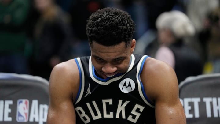 Giannis Antetokounmpo se lesionó en el último cuarto de un juego ante Denver