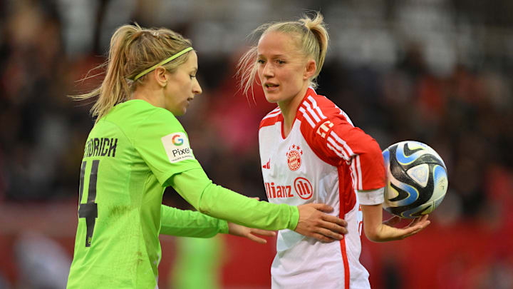 Die Bayern übernehmen dank des Siegs im Spitzenspiel die Tabellenführung (links: Wolfsburgs Kathrin Hendrich / rechts: Bayerns Lea Schüller)
