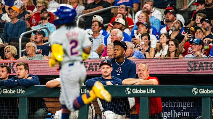 Ronald Acuña Jr. viendo jugar a su hermano, que acaba de debutar en la MLB con los Mets de Nueva York 