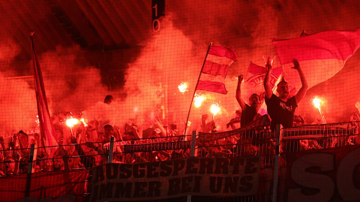 Einige Bayern-Anhänger benahmen sich beim Bundesliga-Eröffnungsspiel bei Werder Bremen daneben Einige Bayern-Anhänger benahmen sich beim Bundesliga-Eröffnungsspiel bei Werder Bremen daneben