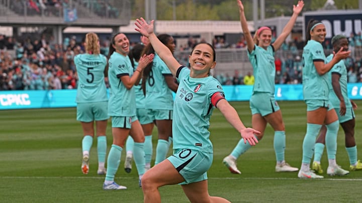 Kansas City Current midfielder Lo’eau LaBonta (10) scored the opening goal against the Houston Dash on Sunday.