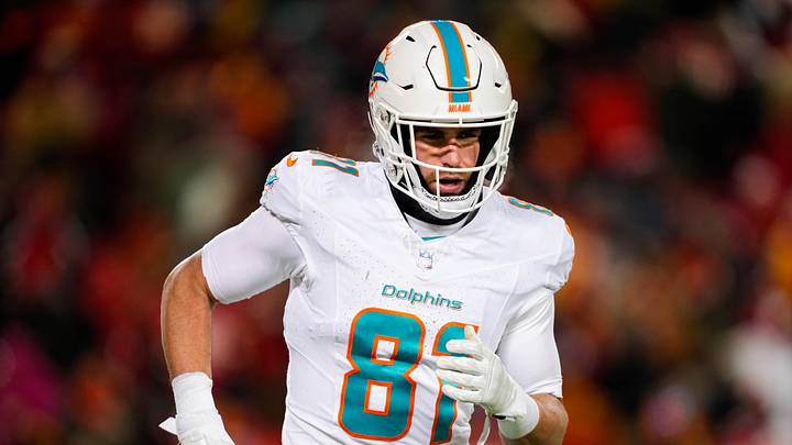 Jan 13, 2024; Kansas City, Missouri, USA; Miami Dolphins tight end Durham Smythe (81) during the second half of a 2024 AFC wild card game against the Kansas City Chiefs at GEHA Field at Arrowhead Stadium. Mandatory Credit: Jay Biggerstaff-Imagn Images Jan 13, 2024; Kansas City, Missouri, USA; Miami Dolphins tight end Durham Smythe (81) during the second half of a 2024 AFC wild card game against the Kansas City Chiefs at GEHA Field at Arrowhead Stadium. Mandatory Credit: Jay Biggerstaff-Imagn Images