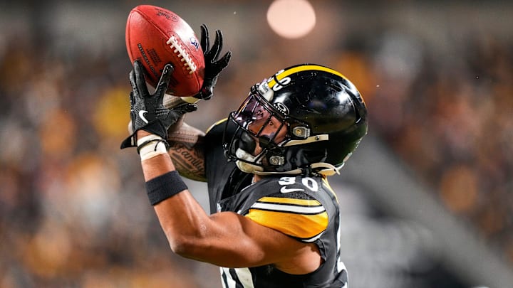 Pittsburgh Steelers running back Jaylen Warren (30) catches a kick over his shoulder in the first quarter of the NFL Week 18 game between the Pittsburgh Steelers and the Cincinnati Bengals at Acrisure Stadium in Pittsburgh on Saturday, Jan. 4, 2025.