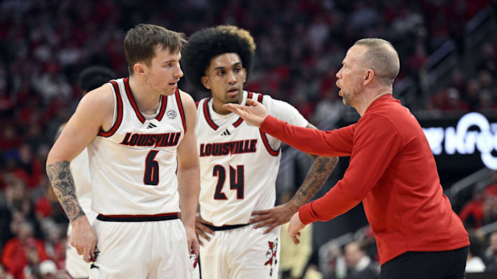 Feb 22, 2025; Louisville, Kentucky, USA; Louisville Cardinals head coach Pat Kelsey talks with guard Reyne Smith (6) and guard Chucky Hepburn (24) during the first half against the Florida State Seminoles at KFC Yum! Center. Mandatory Credit: Jamie Rhodes-Imagn Images Feb 22, 2025; Louisville, Kentucky, USA; Louisville Cardinals head coach Pat Kelsey talks with guard Reyne Smith (6) and guard Chucky Hepburn (24) during the first half against the Florida State Seminoles at KFC Yum! Center. Mandatory Credit: Jamie Rhodes-Imagn Images