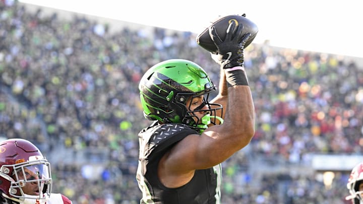 Oregon Ducks tight end Kenyon Sadiq 