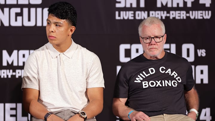 Jaime Munguía y su entrenador Freddie Roach, durante la presentación de la pelea contra "Canelo" Álvarez