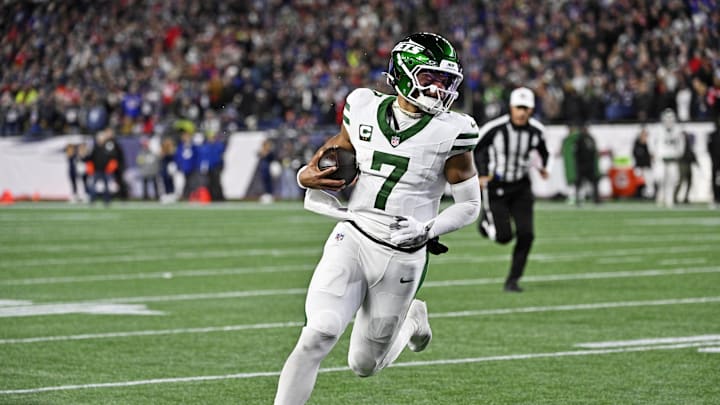 Nov 13, 2025; Foxborough, Massachusetts, USA; New York Jets quarterback Justin Fields (7) runs the ball for a touchdown during the first half against the New England Patriots at Gillette Stadium. Mandatory Credit: Eric Canha-Imagn Images Nov 13, 2025; Foxborough, Massachusetts, USA; New York Jets quarterback Justin Fields (7) runs the ball for a touchdown during the first half against the New England Patriots at Gillette Stadium. Mandatory Credit: Eric Canha-Imagn Images