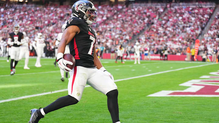 Dec 21, 2025; Glendale, Arizona, USA;  Atlanta Falcons running back Bijan Robinson (7) runs after the catch for a touchdown against the Arizona Cardinals during the first half at State Farm Stadium. Mandatory Credit: Joe Camporeale-Imagn Images