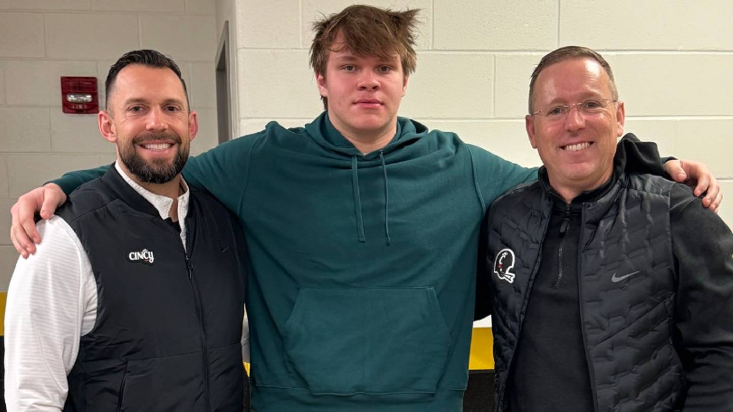 West Virginia Enters the Mix for 2027 Cincinnati Offensive Line Commit