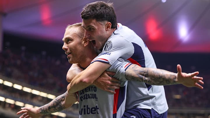 Los argentinos Carlos Rotondi y José Paradela fueron los autores de los tantos celestes