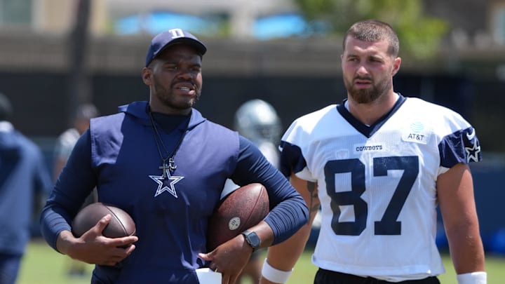 Jul 26, 2025; Oxnard, CA, USA; Dallas Cowboys tight ends coach Lunda Wells (left) and tight end Jake Ferguson (87) at training camp at the River Ridge Fields. Mandatory Credit: Kirby Lee-Imagn Images
