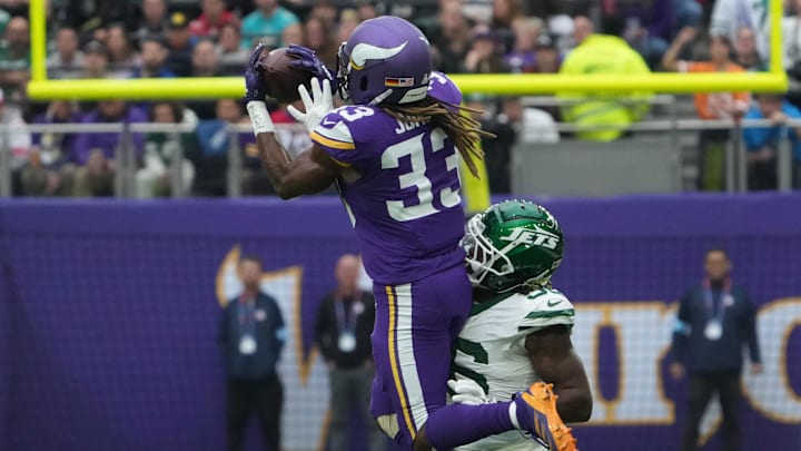 Minnesota Vikings running back Aaron Jones catches a pass against the New York Jets
