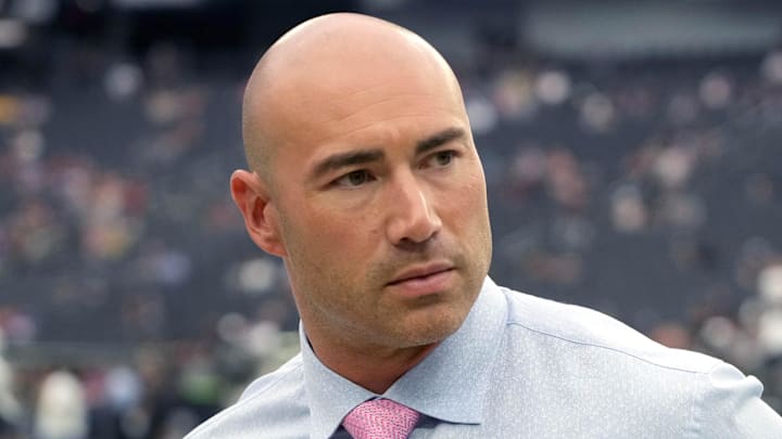 Ben Leber on the sidelines during the game between the Las Vegas Raiders and the Minnesota Vikings