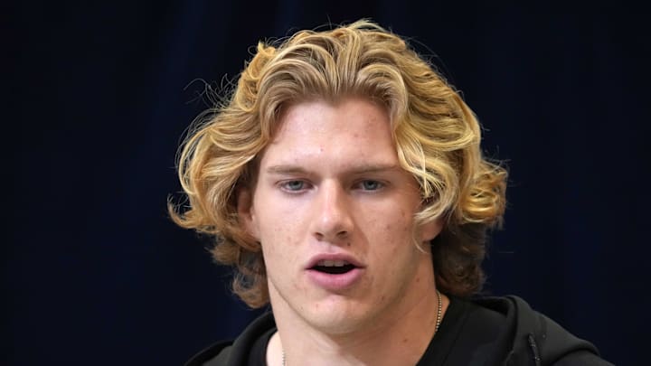 Feb 26, 2025; Indianapolis, IN, USA; UCLA linebacker Carson Schwesinger (LB25) during the 2025 NFL Scouting Combine at the Indiana Convention Center. Mandatory Credit: Kirby Lee-Imagn Images Feb 26, 2025; Indianapolis, IN, USA; UCLA linebacker Carson Schwesinger (LB25) during the 2025 NFL Scouting Combine at the Indiana Convention Center. Mandatory Credit: Kirby Lee-Imagn Images