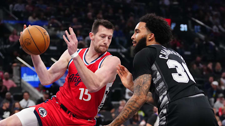 Apr 8, 2025; Inglewood, California, USA; LA Clippers forward Drew Eubanks (15) and San Antonio Spurs forward Julian Champagnie (30) reach for the ball in the first half at Intuit Dome. Mandatory Credit: Kirby Lee-Imagn Images Apr 8, 2025; Inglewood, California, USA; LA Clippers forward Drew Eubanks (15) and San Antonio Spurs forward Julian Champagnie (30) reach for the ball in the first half at Intuit Dome. Mandatory Credit: Kirby Lee-Imagn Images