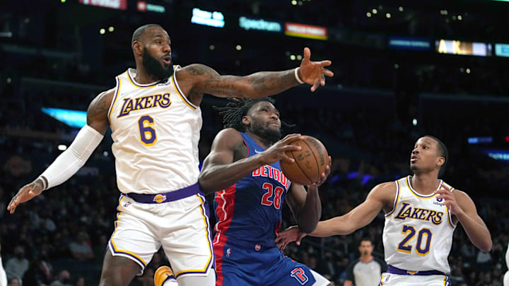 Nov 28, 2021; Los Angeles, California, USA; Detroit Pistons center Isaiah Stewart (28) is defended by Los Angeles Lakers forward LeBron James (6) and guard Avery Bradley (20) in the first half at Staples Center. Mandatory Credit: Kirby Lee-Imagn Images Nov 28, 2021; Los Angeles, California, USA; Detroit Pistons center Isaiah Stewart (28) is defended by Los Angeles Lakers forward LeBron James (6) and guard Avery Bradley (20) in the first half at Staples Center. Mandatory Credit: Kirby Lee-Imagn Images