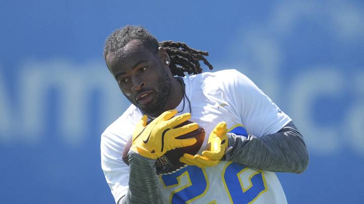 May 20, 2025; El Segundo, CA, USA; Los Angeles Chargers running back Najee Harris (22) catches the ball during offseason workouts at The Bolt. May 20, 2025; El Segundo, CA, USA; Los Angeles Chargers running back Najee Harris (22) catches the ball during offseason workouts at The Bolt.