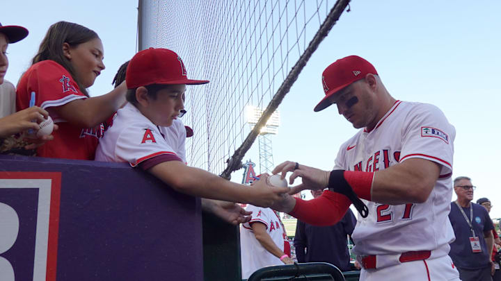 Aug 22, 2025; Anaheim, California, USA; Los Angeles Angels designated hitter Mike Trout (27) signs autographs for fans during the game against the Chicago Cubs at Angel Stadium. Mandatory Credit: Kirby Lee-Imagn Images Aug 22, 2025; Anaheim, California, USA; Los Angeles Angels designated hitter Mike Trout (27) signs autographs for fans during the game against the Chicago Cubs at Angel Stadium. Mandatory Credit: Kirby Lee-Imagn Images