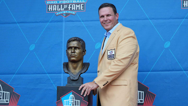 Aug 6, 2022; Canton, OH, USA; Tony Boselli poses with bust during the Pro Football Hall of Fame Class of 2022 Enshrinement at Tom Benson Hall of Fame Stadium. Mandatory Credit: Kirby Lee-Imagn Images Aug 6, 2022; Canton, OH, USA; Tony Boselli poses with bust during the Pro Football Hall of Fame Class of 2022 Enshrinement at Tom Benson Hall of Fame Stadium. Mandatory Credit: Kirby Lee-Imagn Images