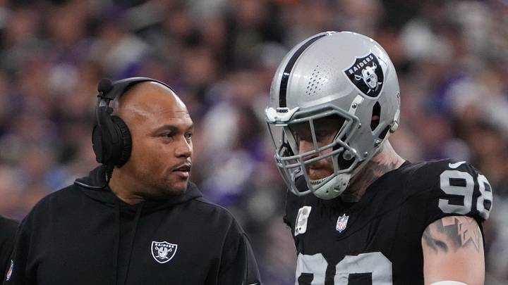 Dec 10, 2023; Paradise, Nevada, USA; Las Vegas Raiders coach Antionio Pierce (left) talks with defensive end Maxx Crosby (98) n the first half against the Minnesota Vikings at Allegiant Stadium. Mandatory Credit: Kirby Lee-USA TODAY Sports Dec 10, 2023; Paradise, Nevada, USA; Las Vegas Raiders coach Antionio Pierce (left) talks with defensive end Maxx Crosby (98) n the first half against the Minnesota Vikings at Allegiant Stadium. Mandatory Credit: Kirby Lee-USA TODAY Sports