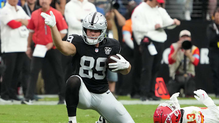 Oct 27, 2024; Paradise, Nevada, USA; Las Vegas Raiders tight end Brock Bowers (89) gestures after a first down against Kansas City Chiefs safety Nazeeh Johnson (13) in the first half at Allegiant Stadium. Mandatory Credit: Kirby Lee-Imagn Images