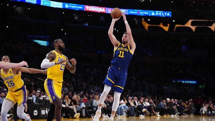 Klay Thompson shoots over LeBron James during the 2023-2024 NBA season.