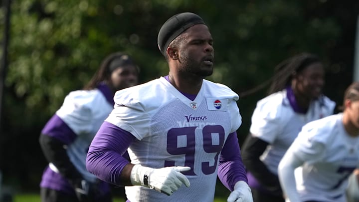 Jerry Tillery practices with the Vikings in 2024.