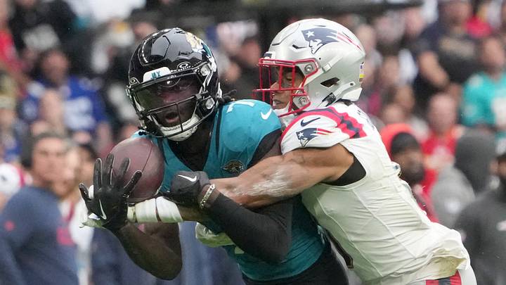 Oct 20, 2024; London, United Kingdom; Jacksonville Jaguars wide receiver Brian Thomas Jr. (7) catches a 58-yard pass against New England Patriots cornerback Christian Gonzalez (0) in the first half of an NFL International Series game at Wembley Stadium. Mandatory Credit: Kirby Lee-Imagn Images Oct 20, 2024; London, United Kingdom; Jacksonville Jaguars wide receiver Brian Thomas Jr. (7) catches a 58-yard pass against New England Patriots cornerback Christian Gonzalez (0) in the first half of an NFL International Series game at Wembley Stadium. Mandatory Credit: Kirby Lee-Imagn Images
