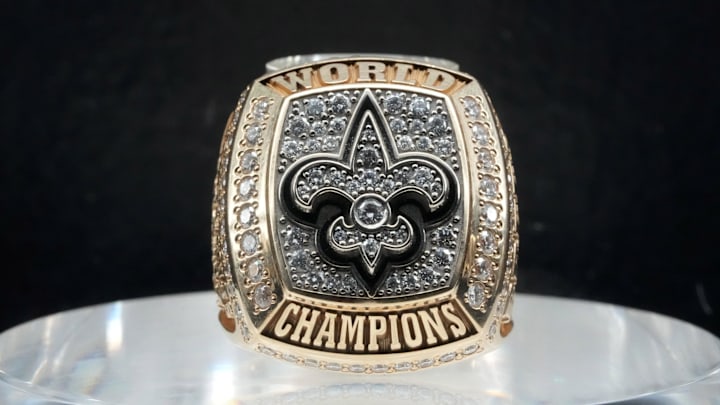  Super Bowl 44 ring to commemorate the New Orleans Saints 31-17 victory over the Indianapolis Colts in Super Bowl XLIV. 
