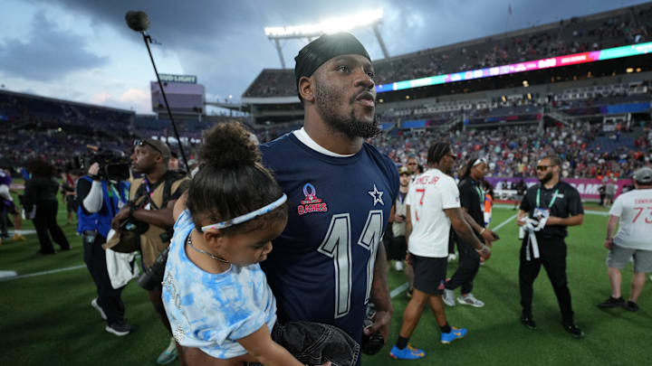  NFC defensive end Micah Parson of the Dallas Cowboys holds his daughter Shatara Parsons