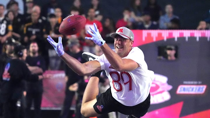 Jan 30, 2025; Orlando, FL, USA; AFC tight end Brock Bowers of the Las Vegas Raiders (89) attempts to catch the ball in the Satisfying Catch event during the Pro Bowl Skills Challenge at Nicholson Fieldhouse. Mandatory Credit: Kirby Lee-Imagn Images