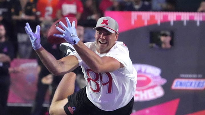 Jan 30, 2025; Orlando, FL, USA; AFC tight end Brock Bowers of the Las Vegas Raiders (89) attempts to catch the ball in the Satisfying Catches event during the Pro Bowl Skills Challenge at Nicholson Fieldhouse. Mandatory Credit: Kirby Lee-Imagn Images