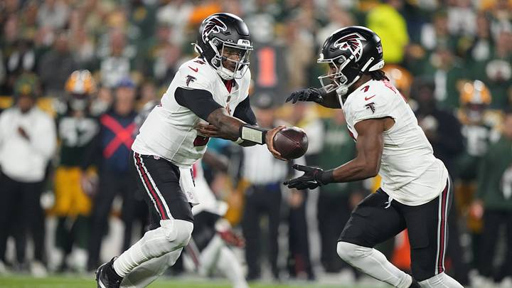 Sep 24, 2026; Green Bay, Wisconsin, USA; Atlanta Falcons quarterback Michael Penix Jr. (9) hands off the ball to running back Bijan Robinson (7) during the first quarter against the Green Bay Packers at Lambeau Field. Mandatory Credit: Jeff Hanisch-Imagn Images Sep 24, 2026; Green Bay, Wisconsin, USA; Atlanta Falcons quarterback Michael Penix Jr. (9) hands off the ball to running back Bijan Robinson (7) during the first quarter against the Green Bay Packers at Lambeau Field. Mandatory Credit: Jeff Hanisch-Imagn Images