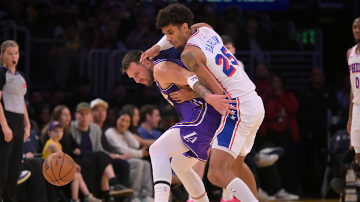 Luka Doncic abandonó el juego entre sus Lakers y los 76ers en el segundo cuarto el jueves