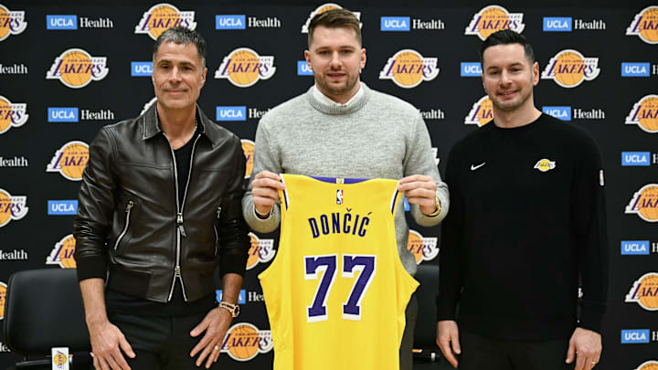 Luka Doncic en su presentación como jugador de Los Angeles Lakers, donde portará nuevamente el número 77
