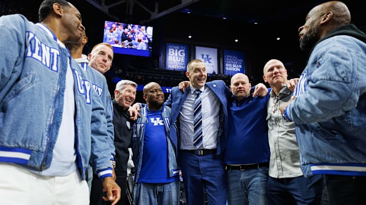 Feb 7, 2026; Lexington, Kentucky, USA; Kentucky Wildcats head coach Mark Pope huddles up with members of the 1996 National Championship team after the game against the Tennessee Volunteers at Rupp Arena at Central Bank Center. Mandatory Credit: Jordan Prather-Imagn Images Feb 7, 2026; Lexington, Kentucky, USA; Kentucky Wildcats head coach Mark Pope huddles up with members of the 1996 National Championship team after the game against the Tennessee Volunteers at Rupp Arena at Central Bank Center. Mandatory Credit: Jordan Prather-Imagn Images