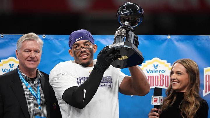 Dec 30, 2025; San Antonio, TX, USA; TCU Horned Frogs linebacker Kaleb Elarms-Orr holds the Alamo Bowl most valuable defensive player trophy after victory over the Southern California Trojans as Valero chief executive officer Gary Simmons (left) and ESPN reporter Dana Boyle watch at Alamodome. Mandatory Credit: Kirby Lee-Imagn Images Dec 30, 2025; San Antonio, TX, USA; TCU Horned Frogs linebacker Kaleb Elarms-Orr holds the Alamo Bowl most valuable defensive player trophy after victory over the Southern California Trojans as Valero chief executive officer Gary Simmons (left) and ESPN reporter Dana Boyle watch at Alamodome. Mandatory Credit: Kirby Lee-Imagn Images