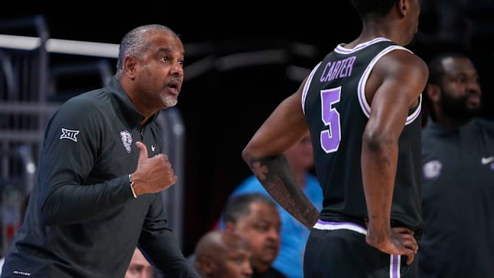 Kansas State Wildcats head coach Jerome Tang calls out to guard Cam Carter (5) in the second half of the game versus Cincinnati.