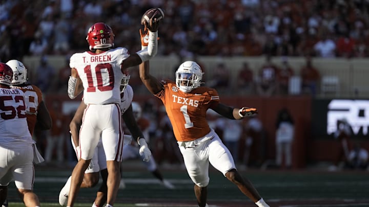 Nov 22, 2025; Austin, Texas, USA; Texas Longhorns defensive lineman Colin Simmons (1) rushes Arkansas Razorbacks quarterback Taylen Green (10) during the first half at Darrell K Royal-Texas Memorial Stadium. Mandatory Credit: Scott Wachter-Imagn Images Nov 22, 2025; Austin, Texas, USA; Texas Longhorns defensive lineman Colin Simmons (1) rushes Arkansas Razorbacks quarterback Taylen Green (10) during the first half at Darrell K Royal-Texas Memorial Stadium. Mandatory Credit: Scott Wachter-Imagn Images