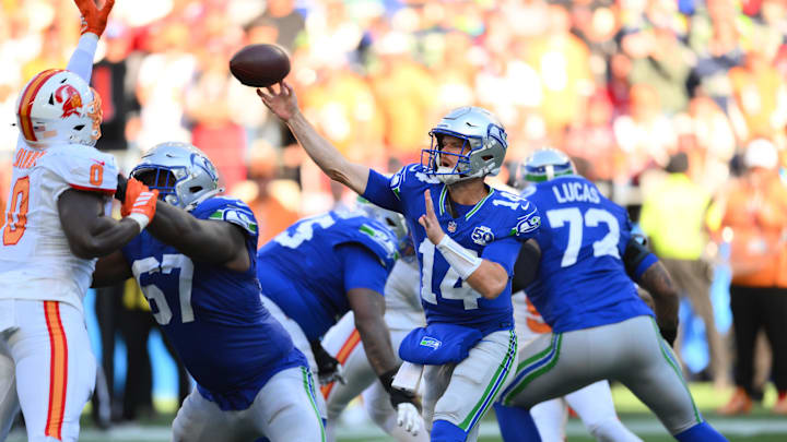 Seahawks quarterback Sam Darnold (14) throws against the Buccaneers in Week 5.