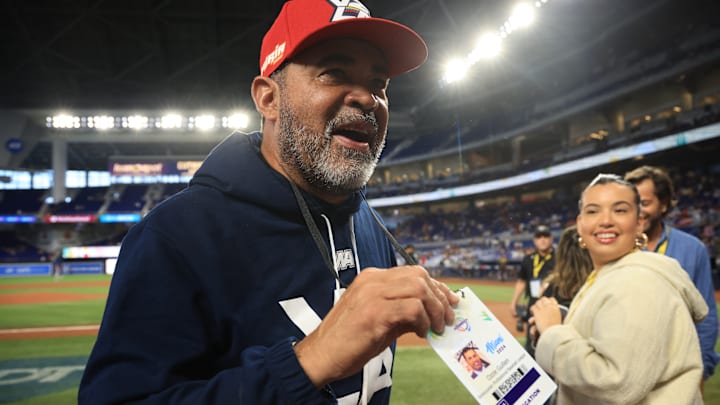 Oswaldo Guillén es el manager de los Tiburones en la Serie del Caribe