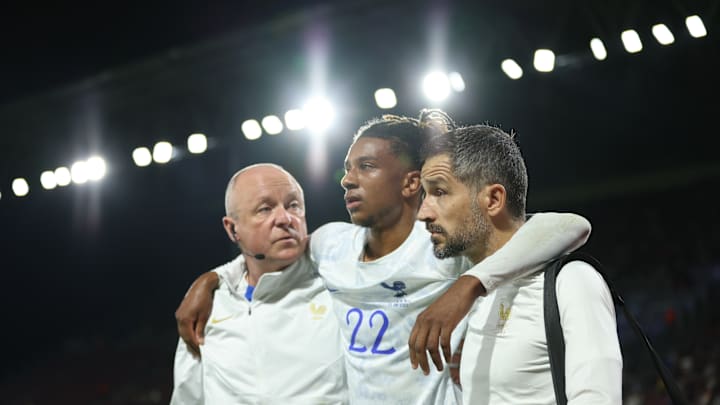 Michael Olise sorti sur blessure après son but contre la Norvège. 