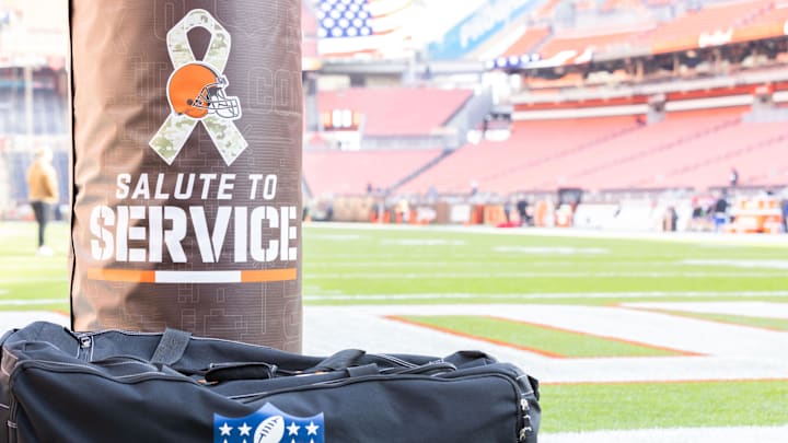 A Cleveland Guardians legend made a surprise appearance at the Cleveland Browns game in Week 9. 