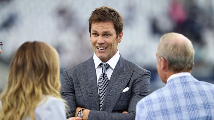 Oct 13, 2024; Arlington, Texas, USA; Fox Sports broadcaster Tom Brady speaks to colleagues Erin Andrews and Tom Rinaldi before the game between the Dallas Cowboys and Detroit Lions at AT&T Stadium. Mandatory Credit: Kevin Jairaj-Imagn Images Oct 13, 2024; Arlington, Texas, USA; Fox Sports broadcaster Tom Brady speaks to colleagues Erin Andrews and Tom Rinaldi before the game between the Dallas Cowboys and Detroit Lions at AT&T Stadium. Mandatory Credit: Kevin Jairaj-Imagn Images